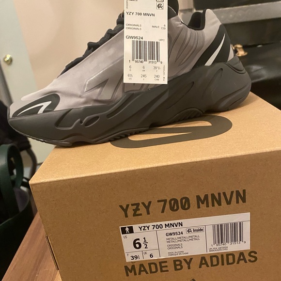 Athletic_Shoes